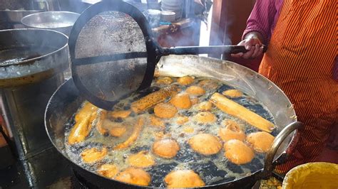 Best Street Food of Surat City : Tomato Bhajiya , Ratalu Puri & Aloo ke ...