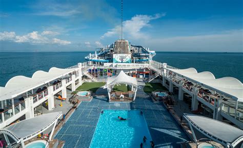 Dream Cruises' World Dream Review — What to Expect on a Cruise to Nowhere