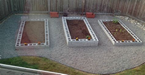 Cinder Block Garden Bed Ideas - 12 Amazing Cinder Block Raised Garden ...