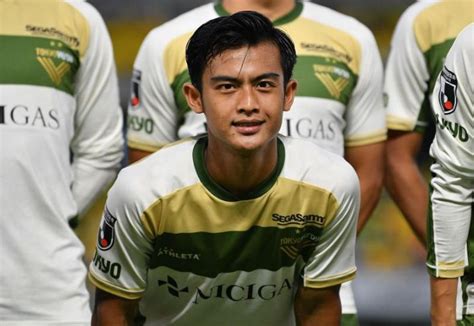 Pratama Arhan Curi Perhatian AFC, Bek Muda Indonesia Disandingkan ...