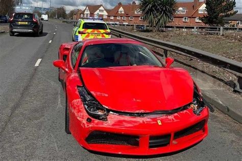 Beli Mobil Mewah Ferrari, Baru Dipakai Jalan 4 Km Sudah Nabrak