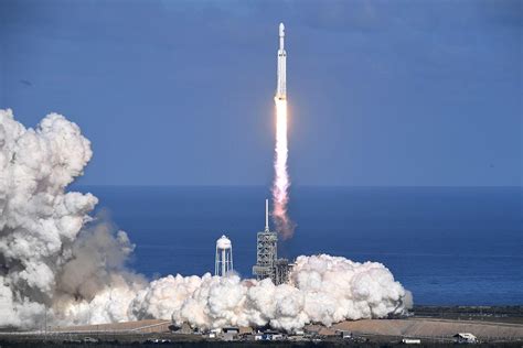 SpaceX's First Falcon Heavy Rocket Mission in Photos | Space