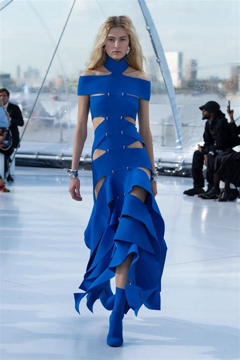 Alexander-McQueen-Spring-2023-Collection-Runway-Style-Fashion-Tom-Lorenzo-Site (28) - Tom + Lorenzo