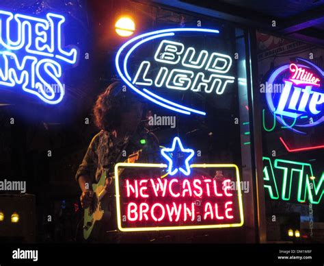 Honky tonk bars and clubs line Broadway in downtown Nashville, Tennessee Stock Photo - Alamy