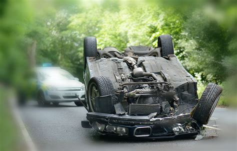 What To Do If You're Trapped Inside The Car After An Accident - News