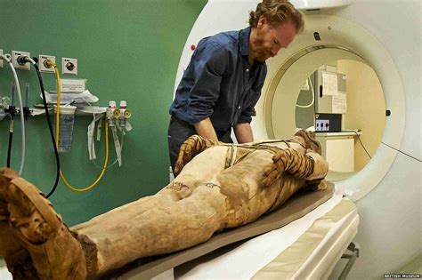 Scans bring new insights into lives of Egyptian mummies - BBC News