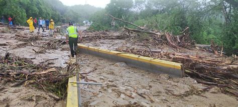 Hurricane Otis pummels Mexico's Acapulco, cutting off famous beach ...