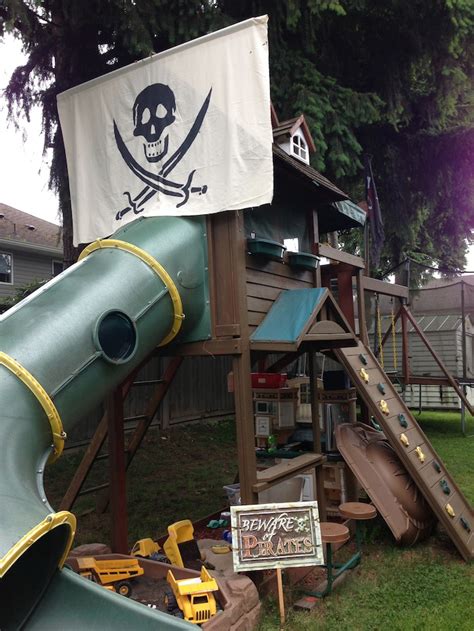 DIY pirate ship playhouse| Survivemag