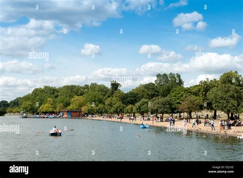 The serpentine lake hyde park hi-res stock photography and images - Alamy