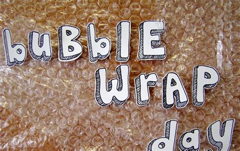 Holly Knitlightly: Bubble Wrap Appreciation Day!