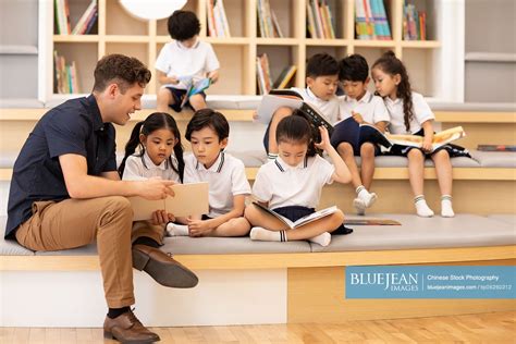 Children reading book in library-High-res stock photo for download