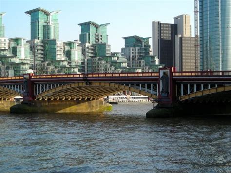 7 London Bridges over the River Thames ...