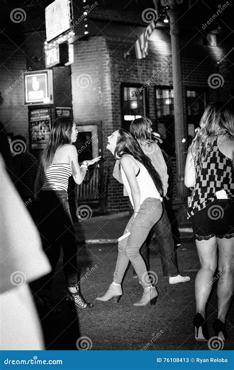 Portland night life! editorial stock photo. Image of gathering - 76108413