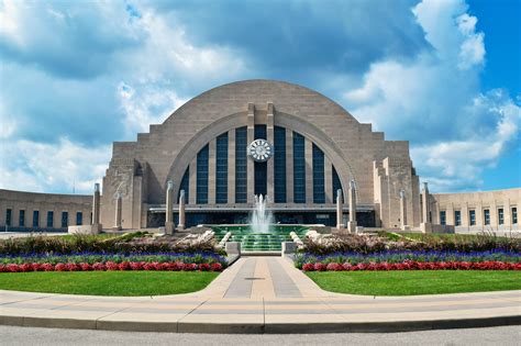 Took this picture a while ago of Cincinnati Union Terminal and thought I’d share it here! : r ...