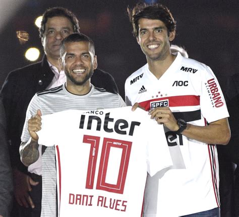 Daniel Alves é recebido pelo São Paulo com camisa de Kaká, recado de Messi e 44 mil no Morumbi ...