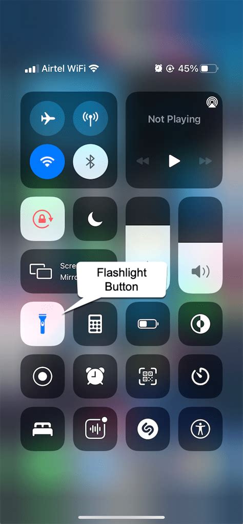 How to Turn On or Off the Flashlight on iPhone 13 and 13 Pro