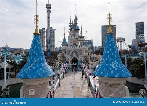 Lotte world magic island editorial image. Image of destination - 209072295