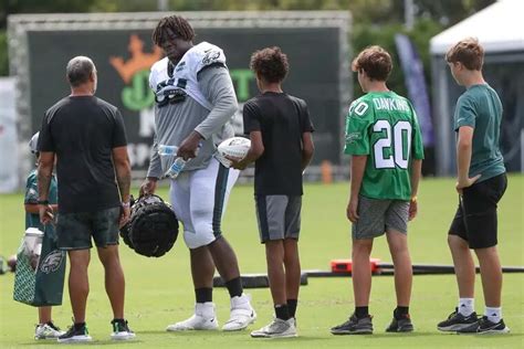 Jordan Davis downplays viral video hype, but Eagles hope the nose tackle has a trickle-down effect