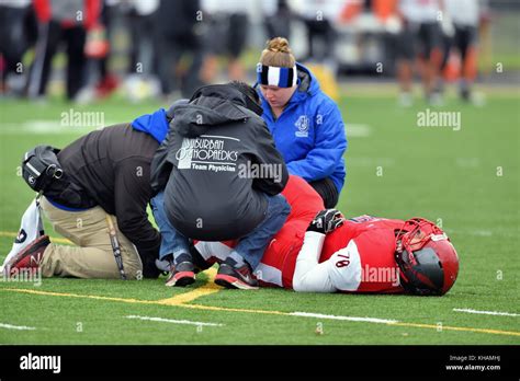 Injured football player hi-res stock photography and images - Alamy