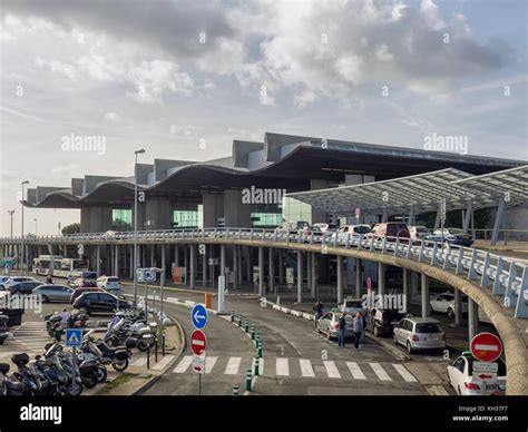 L'aéroport de Bordeaux-MERIGNAC, FRANCE : Vue extérieure de l'Aérogare Banque D'Images, Photo ...