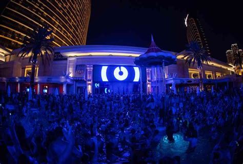 How Las Vegas is Reinventing the Pool Party in 2020 | Vegas pool party, Vegas pools, Las vegas pool