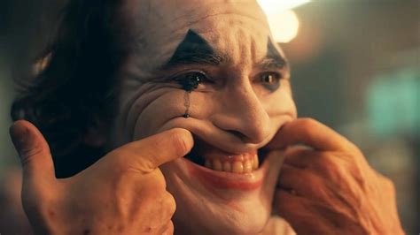 Joker Putting Lipstick | Lipstutorial.org