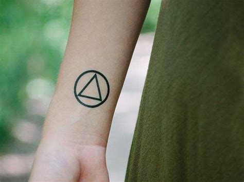 Triangle Tattoo Designs, Ideas and Meanings - All you need to know ...