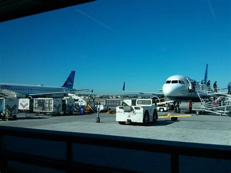 Identical A320s, different winglets : aviation