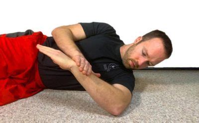 finishing-position-for-the-sleeper-stretch | PowerliftingTechnique.com