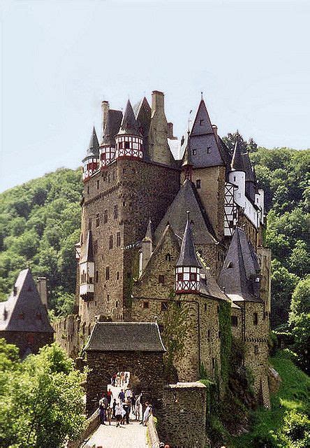 Burg Eltz in der Eifel - Eltz Castle | Beautiful castles, Castle, Germany castles