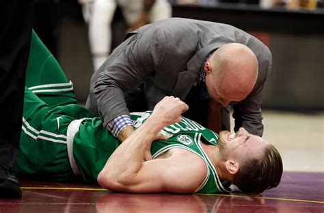 Gordon Hayward Breaks Ankle as Cavs Beat Celtics - The New York Times