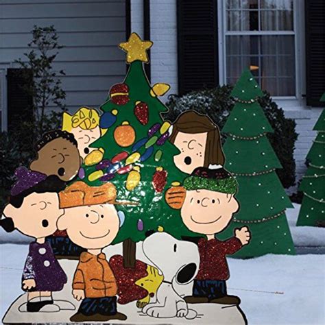 a christmas tree is decorated with peanuts and charlie brown's family ...