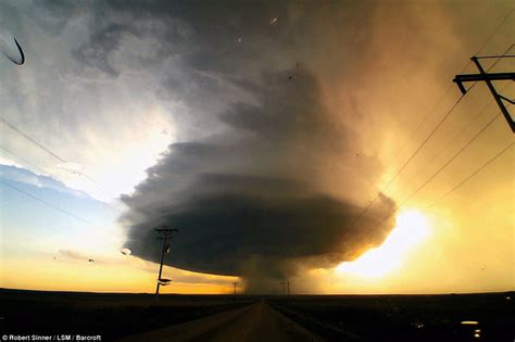 Incredible time-lapse footage of supercell storm forming over Kansas | Daily Mail Online