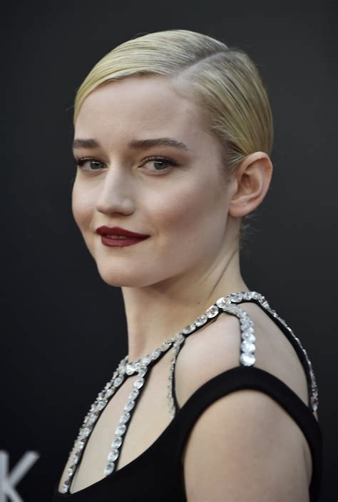 Julia Garner as Anna Delvey | Inventing Anna Netflix TV Series Cast ...