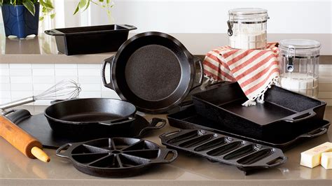 This Cast Iron Bakeware Collection Has Everything You Need For Holiday Baking - The Gourmet Insider