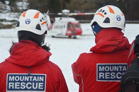 Dramatic video shows rescuers crawling up Snowdonia mountain in gale ...