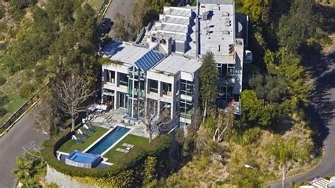 Rihanna house in the Hollywood Hills worth $7 mill have a look inside.