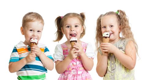 Niños Felices Comiendo Un Helado En Estudio Aislado Foto de stock y más banco de imágenes de ...