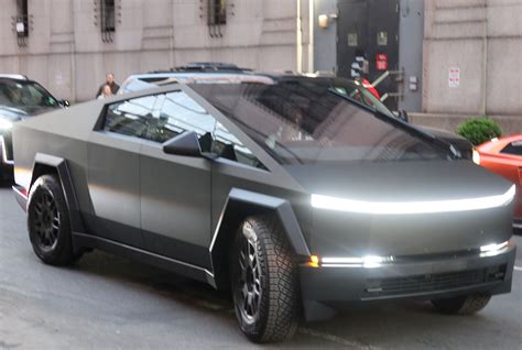 Eerie EV graveyard fills mall parking lot with over 300 cars sitting ...