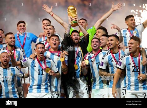 Lionel messi world cup 2022 trophy hi-res stock photography and images ...