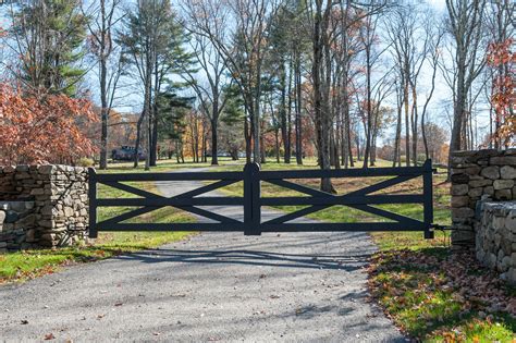 Lots of farmhouse style driveway gates are white, but this is an ...