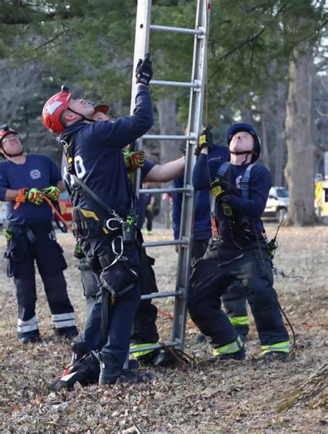 Teen Tries to Rescue Cat in Tree But Gets Stuck and… – I LOVE USA