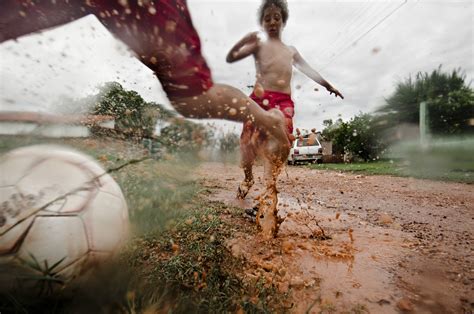 futebol de rua - Pesquisa Google | Worldwide photography, Cool photos ...