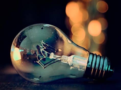 The Story of the Light Bulb Invention | Shortpedia