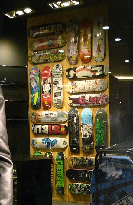 VM Patinetas–Skateboard Displays – Fixtures Close Up