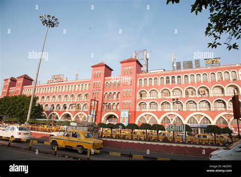 Howrah railway station hi-res stock photography and images - Alamy