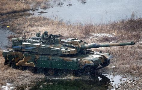 South Korean K2 Black Panther MBT maneuvering in the rain [1080 x 685] : MilitaryPorn