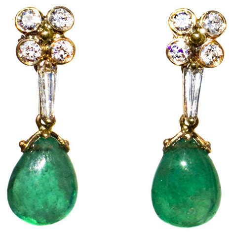 Emerald and Diamond Dangle 18K Earrings For Sale at 1stDibs