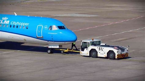 How Aircraft Pushback Tractors Work? | Aviation Learnings