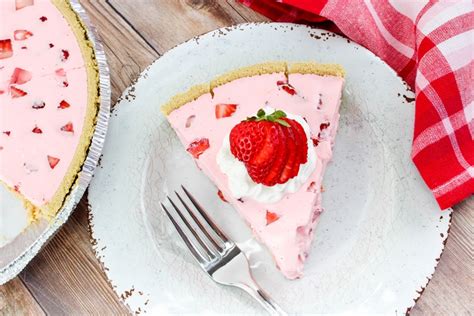No-Bake Strawberry Jello Pie (Easy Recipe!)